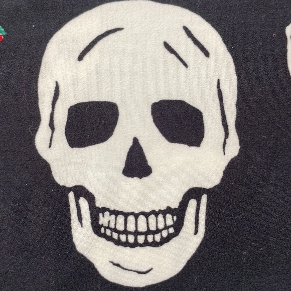 Skull & Roses Fitted tee NWT - Picture 4 of 5